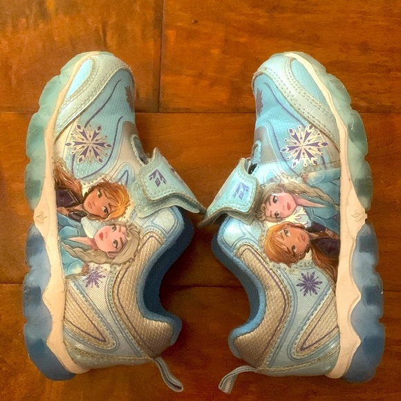Disney Frozen Little Girl’s light up Sneakers EUC - Picture 4 of 9